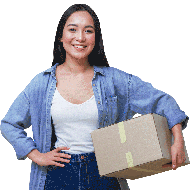 imagem de uma mulher sorrindo segurando uma caixa