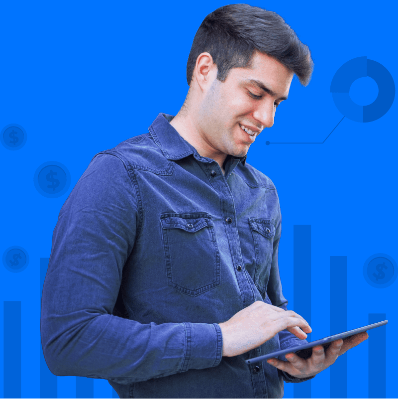 Um homem segurando um tablet sorrindo